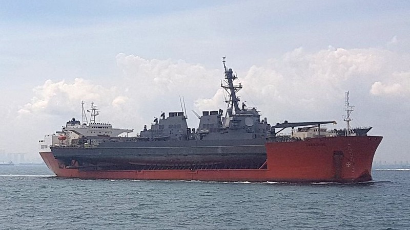 USS Джон С. Маккейн в Сингапуре (11 октября 2017 г.) отправляется в Йокосука для ремонта. Сокровище.