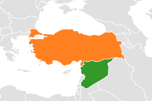 Сирийско-турецкая граница. Общая протяжённость — 822 км. Турция —оранжевая, Сирия-зелёная [(cc) AteshCommons]