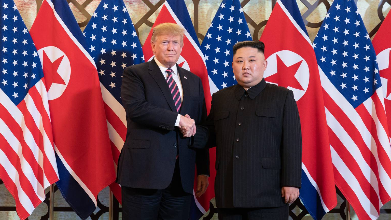 Дональд Трамп и Ким Чен Ын на саммите в Ханое