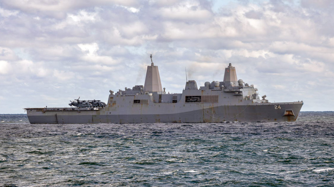 Американский десантный транспортный корабль USS Arlington типа San Antonio