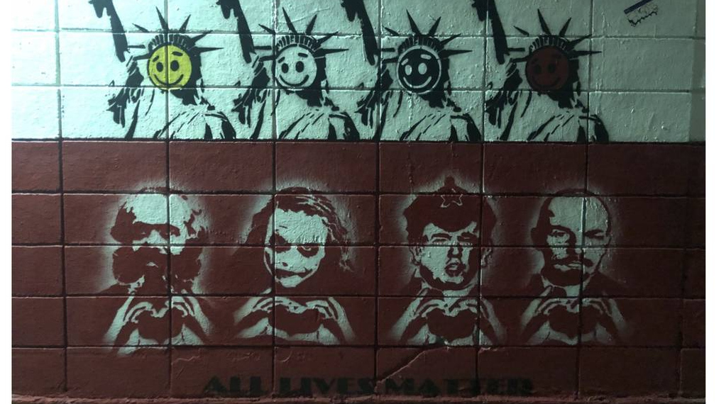Граффити «Все жизни важны» в московском метро