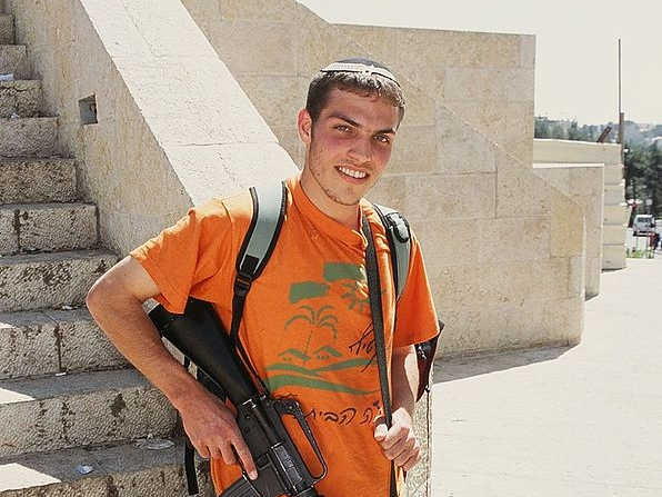 Израильский поселенец с винтовкой