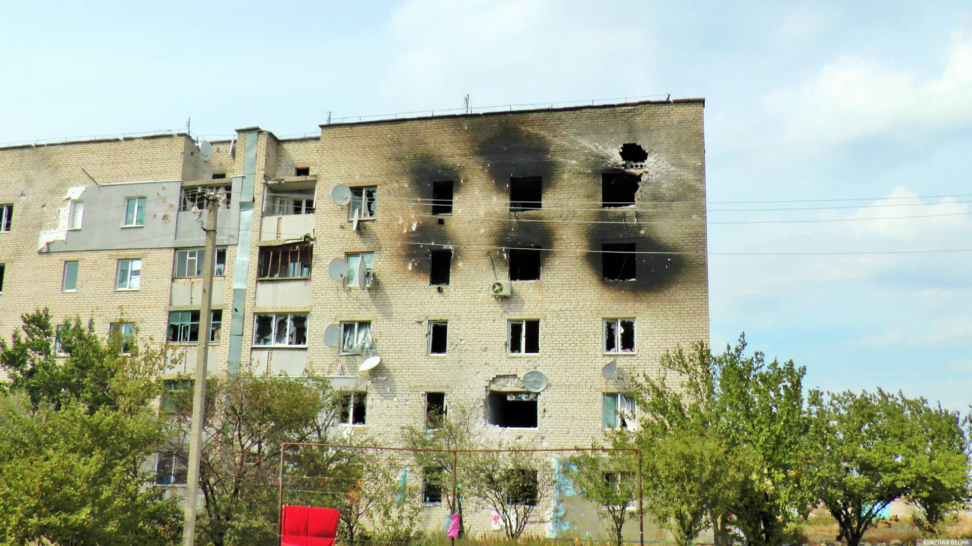 Многоквартирный дом в Новосветловке после обстрела со стороны ВСУ. ЛНР