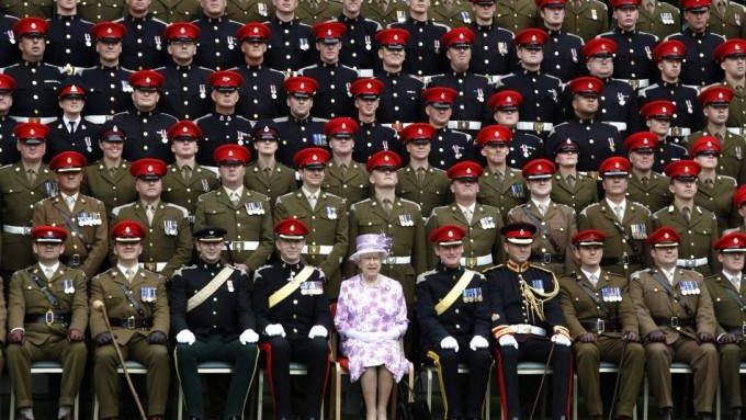 Королева Елизавета II с членами Королевской мерсианской и ланкастерской кавалерии