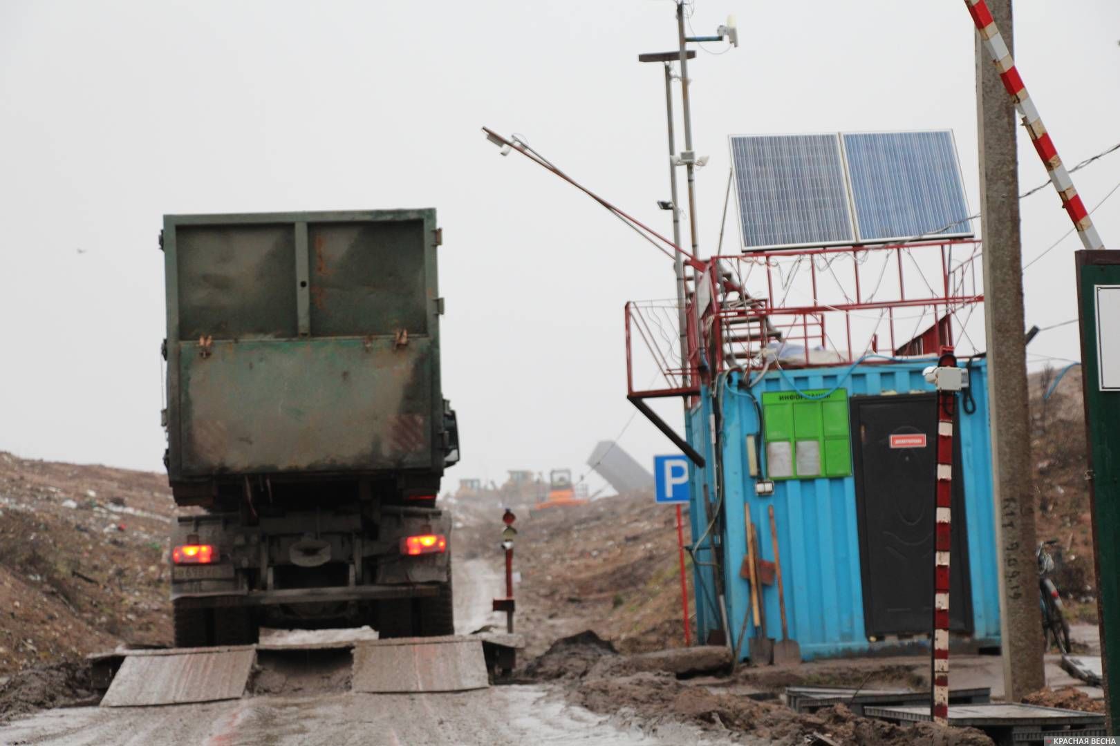 Выгрузка отходов на полигоне ТБО в Мшинском лесничестве 24.12.2019 г. Ленинградская область