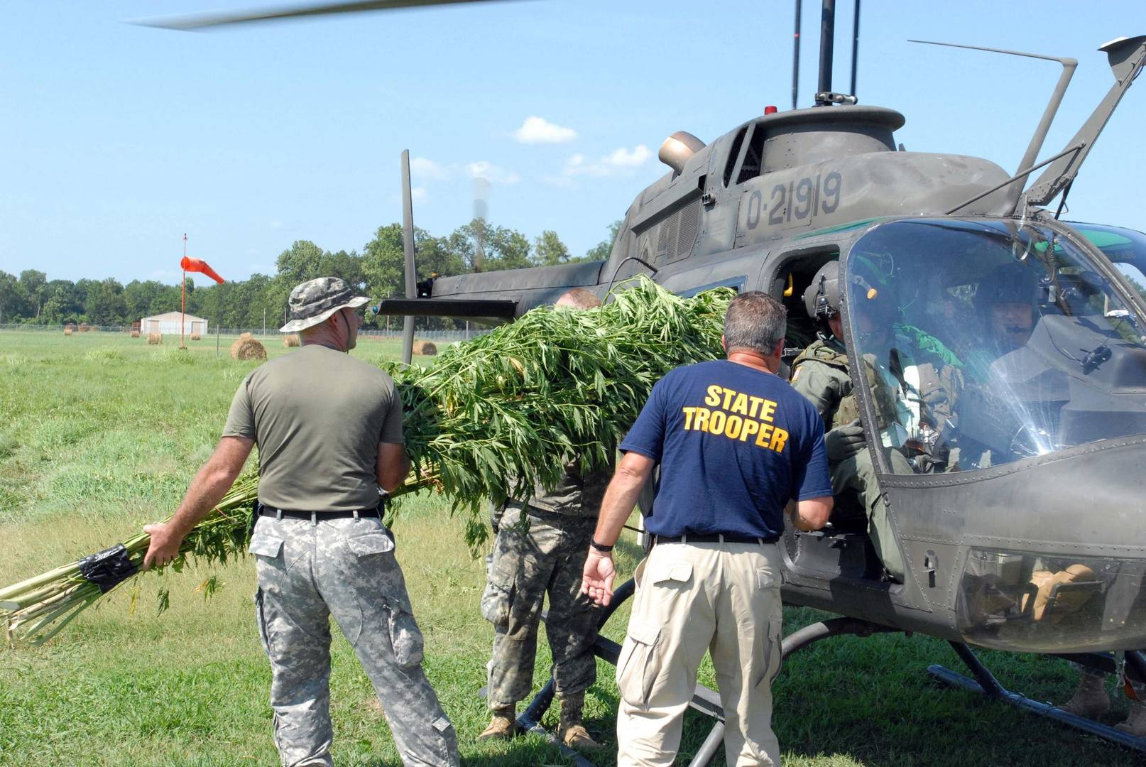 Бойцы национальной гвардии США и полиция штата Арканзас выгружают марихуану из вертолета во время кампании Национальной гвардии по борьбе с наркотиками