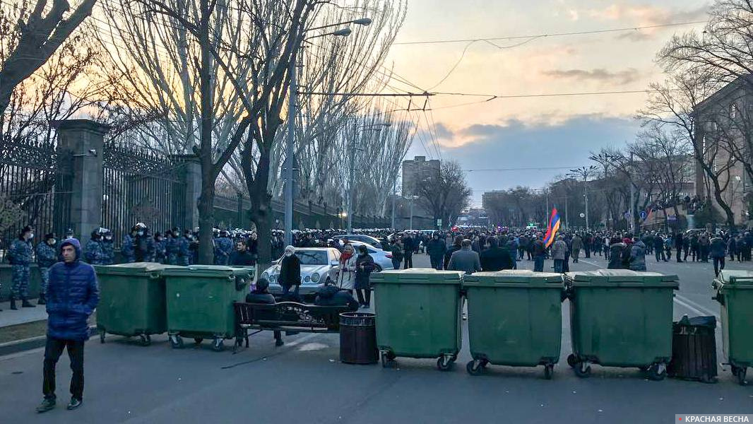 25.02.2021, Ереван, перегороженный проспект Маршала Баграмяна возле здания парламента