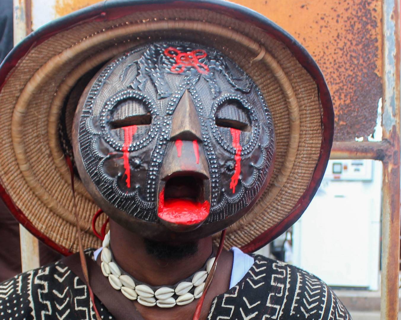 Человек в маске на фестивале в Гане