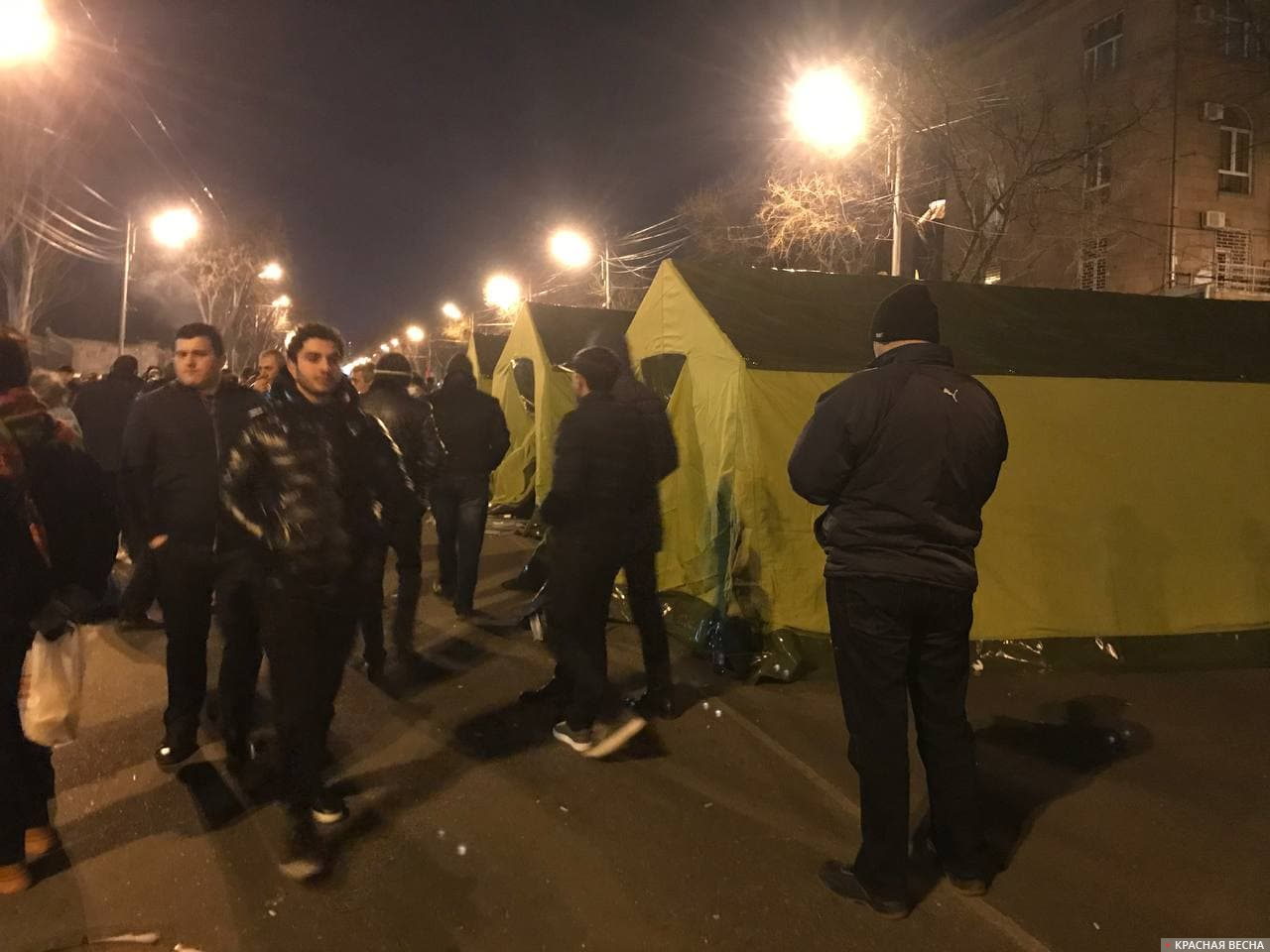Палатки протестующих перед зданием парламента Армении. 25.02.2021.