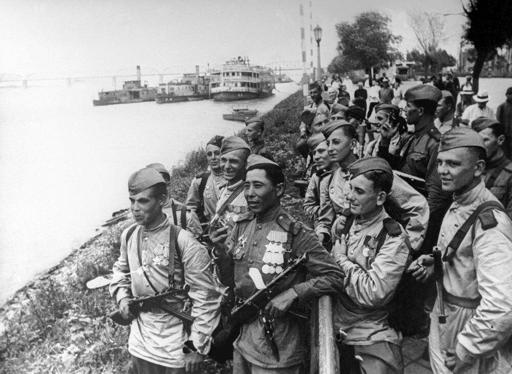 Бойцы Красной армии на набережной реки Сунгари в Харбине. 1945