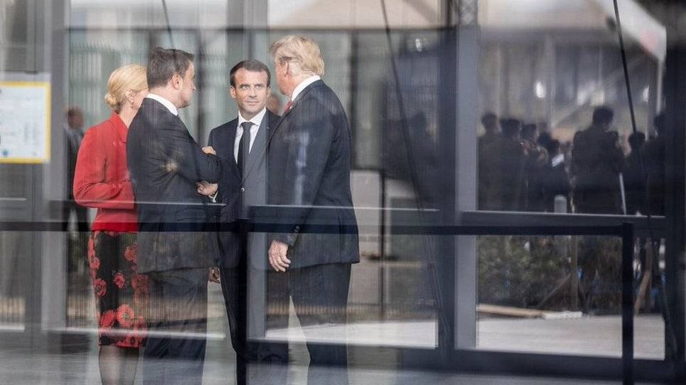 Эммануэль Макрон разговаривает с Дональдом Трампом. Саммит стран блока НАТО. 11.07.2018