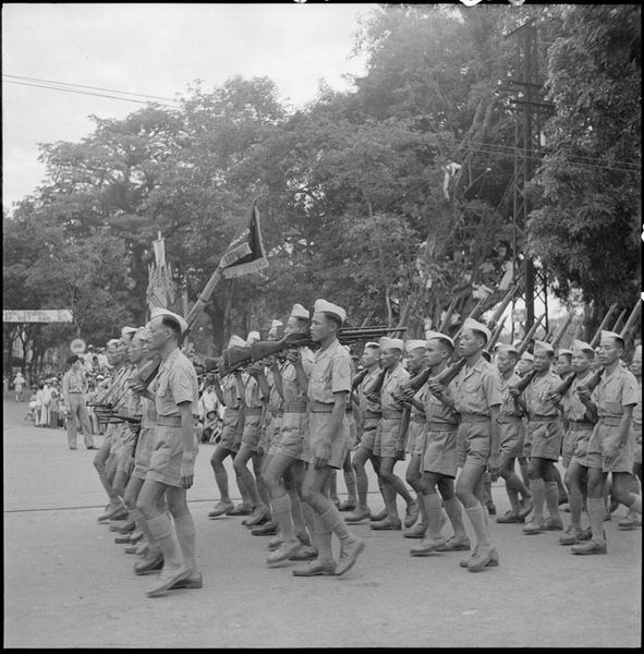 Парад батальона вьетнамской народной армии в Ханое 14 июля 1951 г.