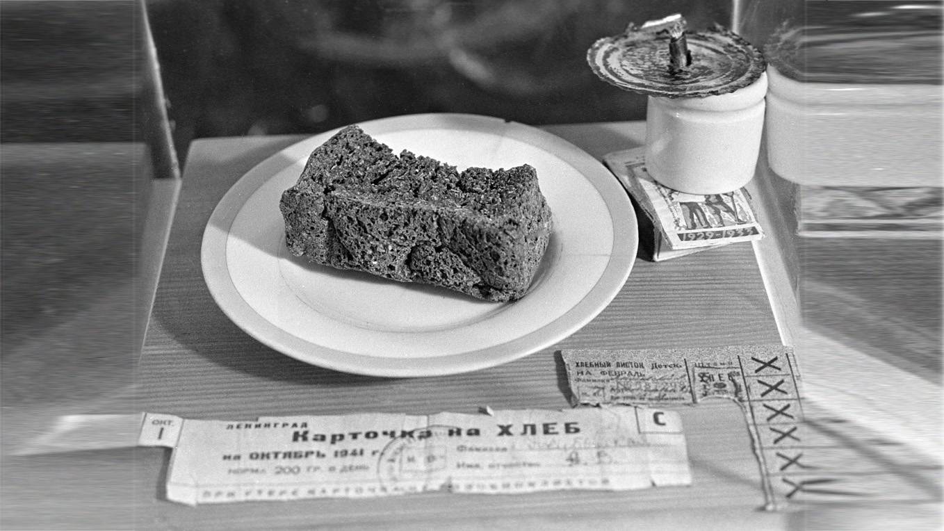 Блокадный хлеб и хлебные карточки времен Великой Отечественной войны в музее истории хлебопечения