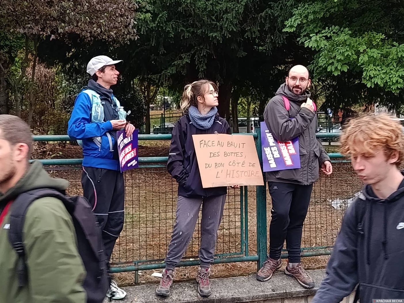 В руках у девушки — плакат: «Перед грохотом сапог — на правильной стороне истории».