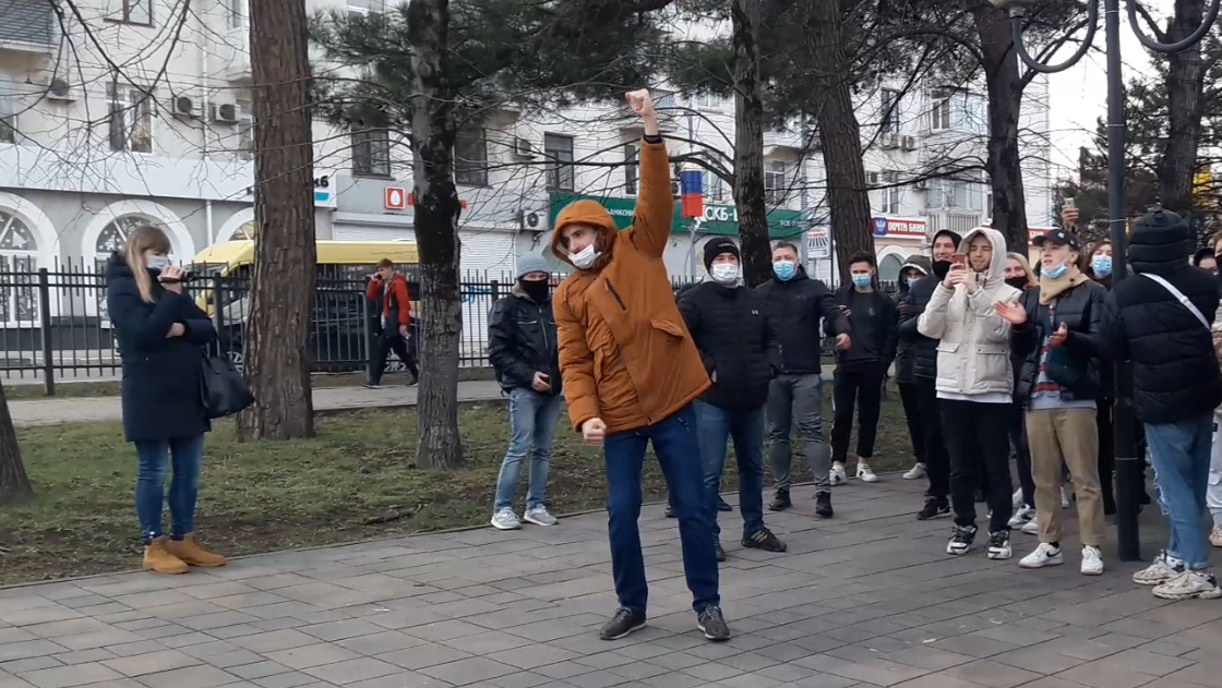Участник акции в Новороссийске подбадривает толпу