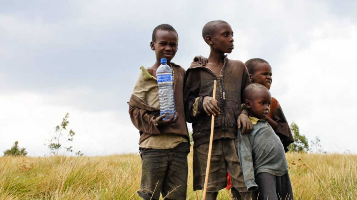 Дети с бутылкой воды. Африка