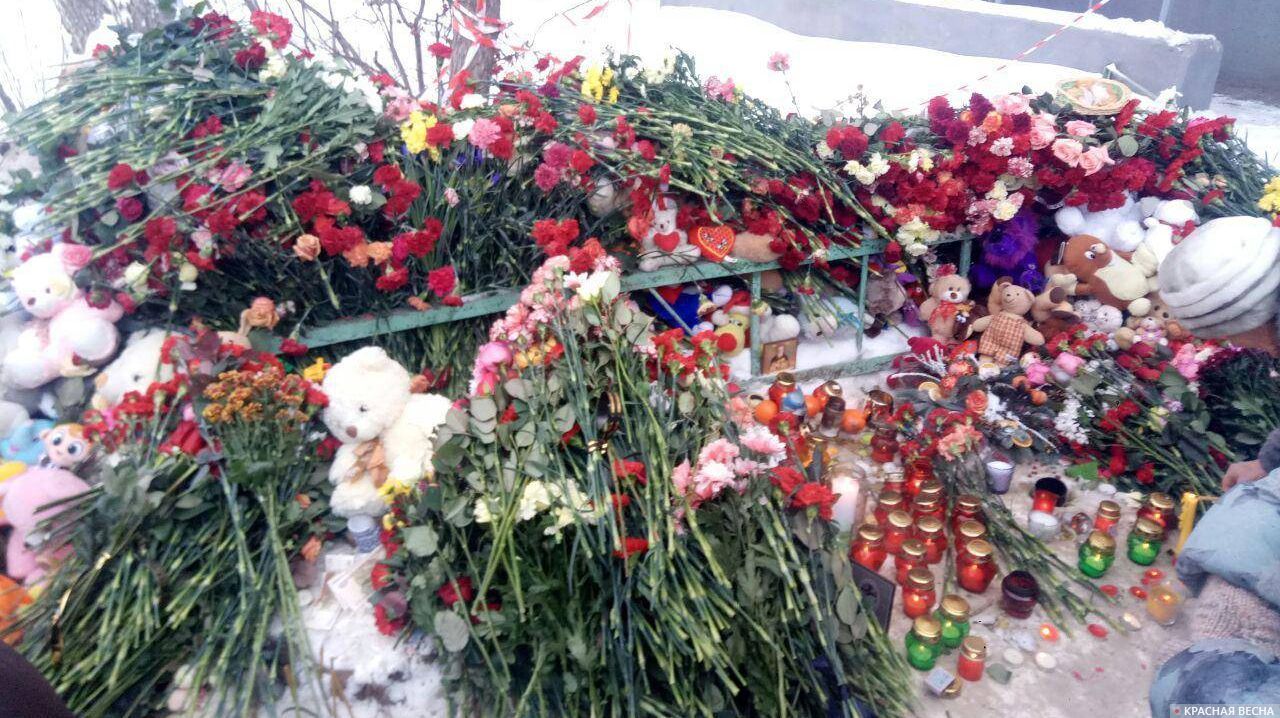 Цветы у дома в Магнитогорске