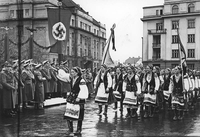 Генерал-губернатор Ганс Франк принимает парад украинской молодежи. Станислав. Октябрь 1941