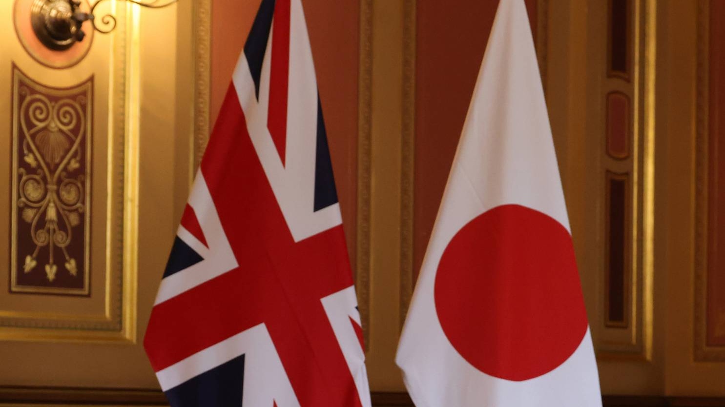 Флаги Великобритании и Японии