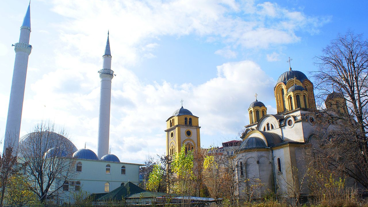 Мечеть и христианская церковь в Косово