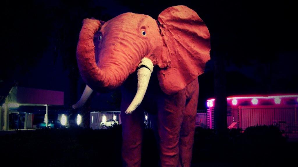 Розовый слон (скульптура)