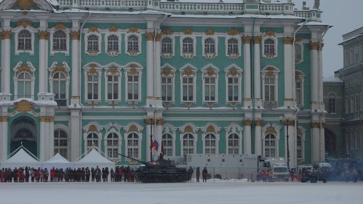 Прохождение по Дворцовой площади военной техники времен Великой Отечественной войны