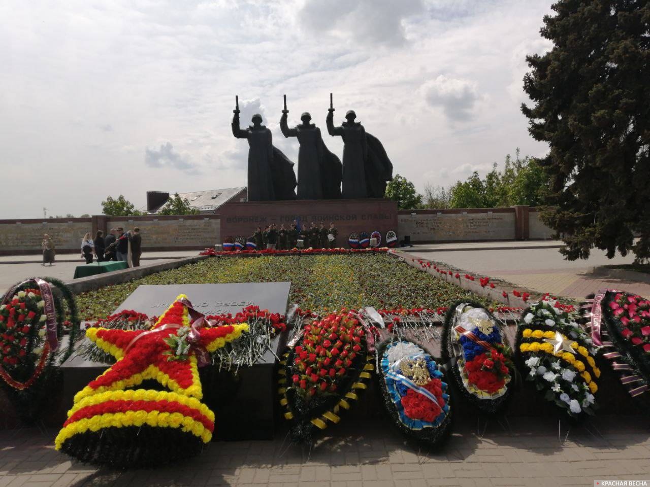 Возложение цветов к мемориалу Чижовский плацдарм в Воронеже, 8 мая 2023 года