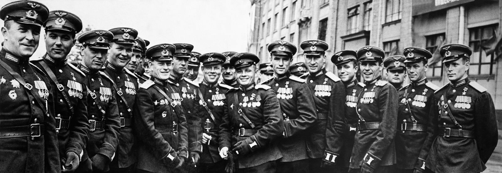 Летчики — Герои Советского Союза — участники Парада Победы