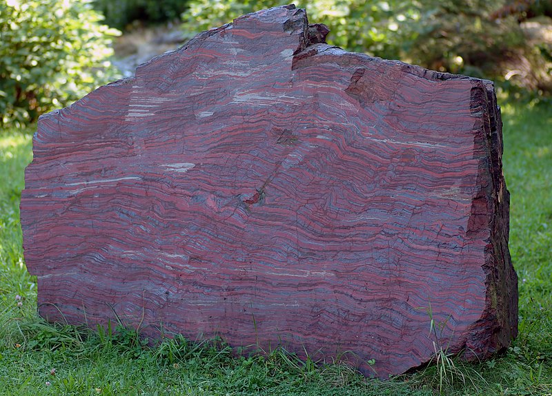 Камень с железисто-кремниевыми формациями возрастом 2,1 млрд лет 