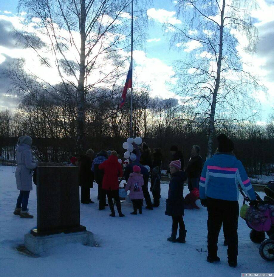 Траурный митинг по погибшим в Кемерове в д. Лавры