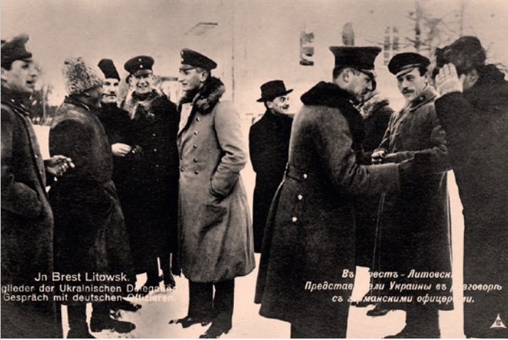 Делегаты УНР и Тройственного союза в ходе подписания соглажения. Брест-Литовск, начало февраля 1918 года