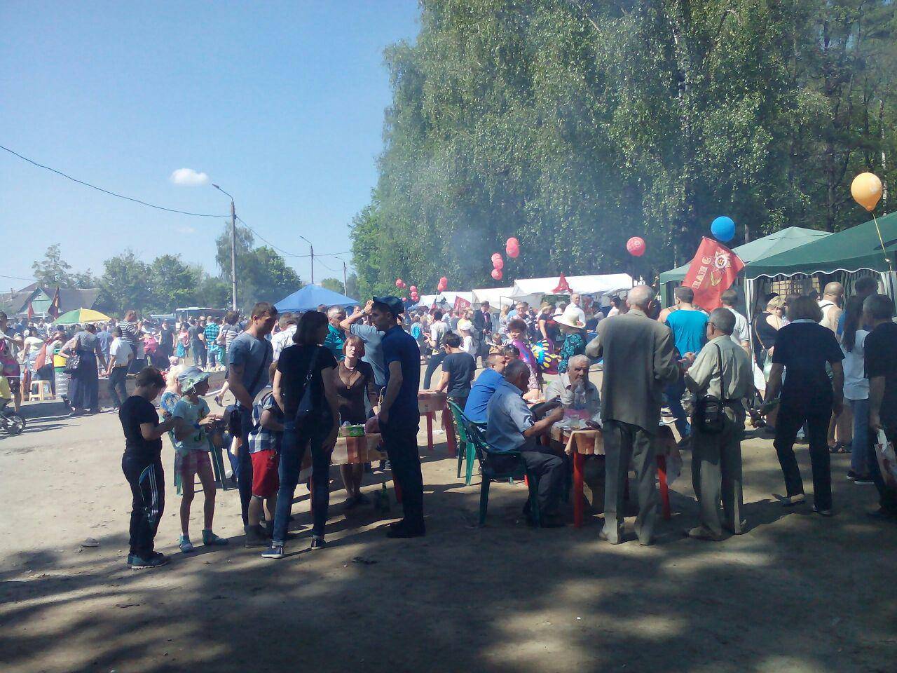 Торговые палатки у входа к воинскому мемориалу, Брянск