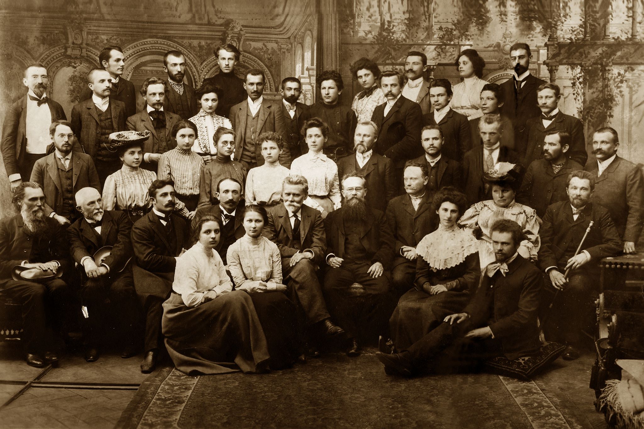 И. Франко и М. Грушевский с участниками научных курсов во Львове. 1904
