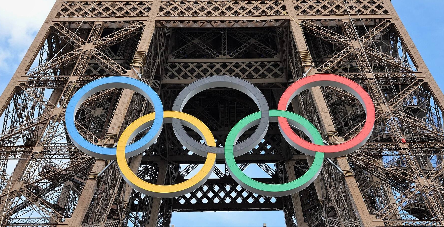 Олимпийские кольца на Эйфелевой башне. Париж, Франция