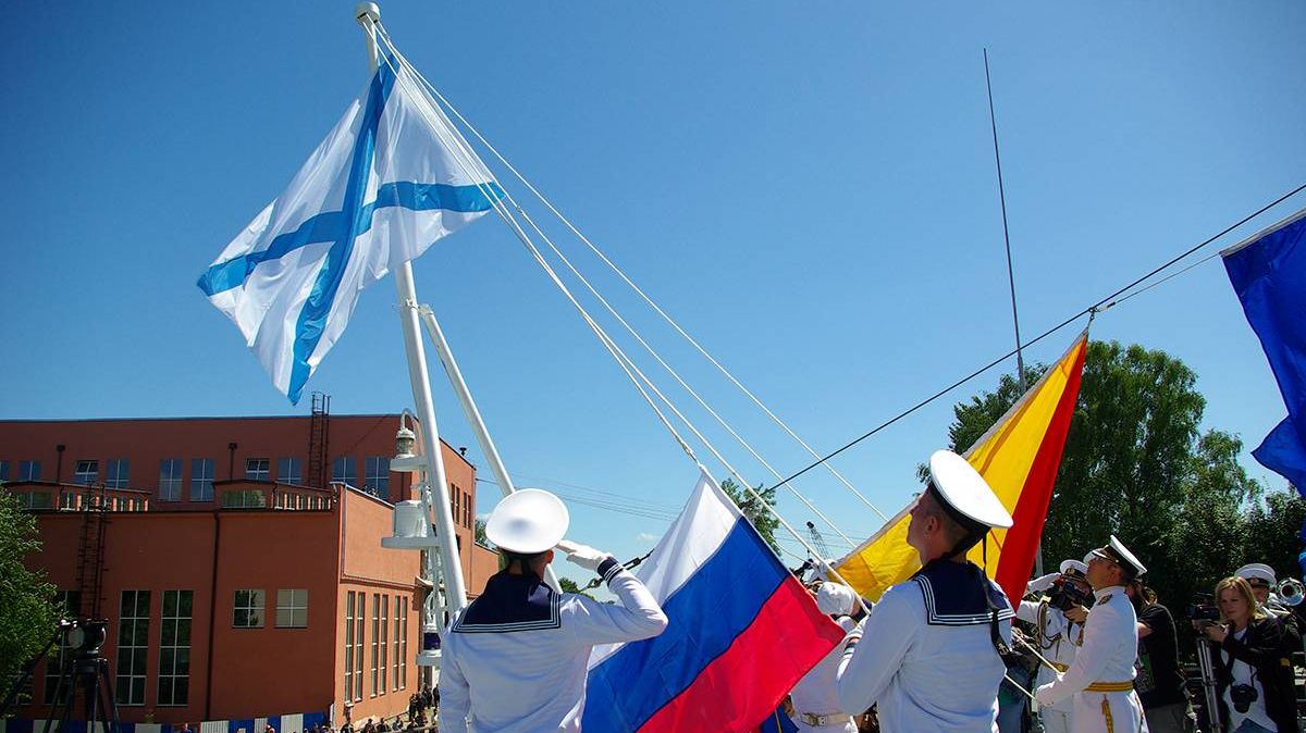Церемония поднятия Андреевского флага на новом БДК «Иван Грен»