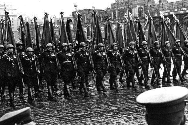 Фото с парада 9 мая 1945 года