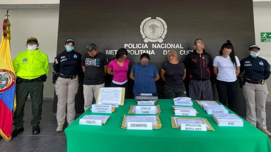 Арестованные члены преступной группы в Колумбии и правоохранители