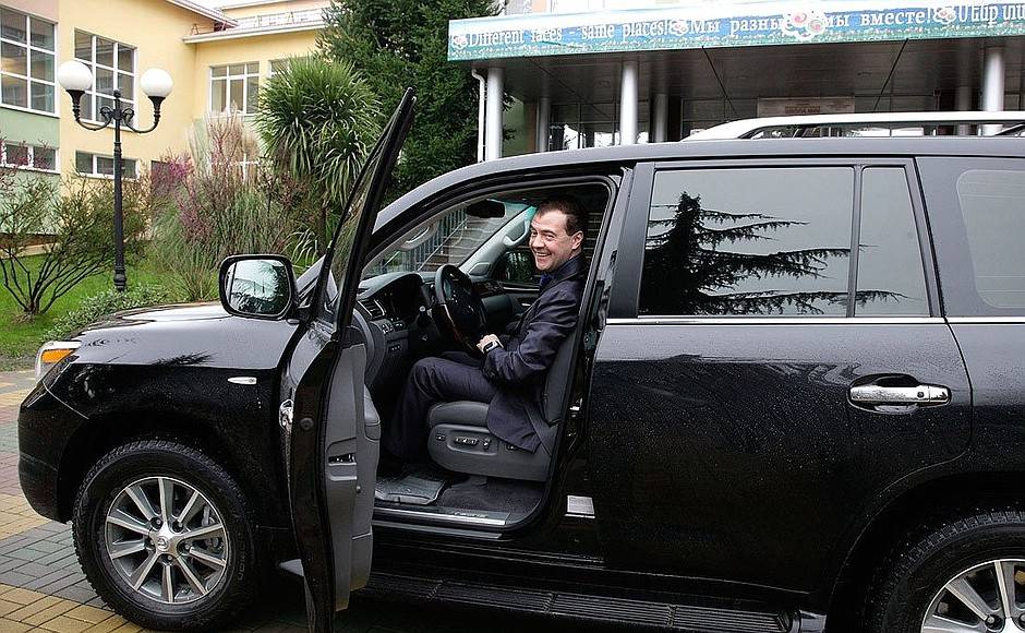 Во время посещения школы №66. Адлерский район, г. Сочи. 6 марта 2010 года