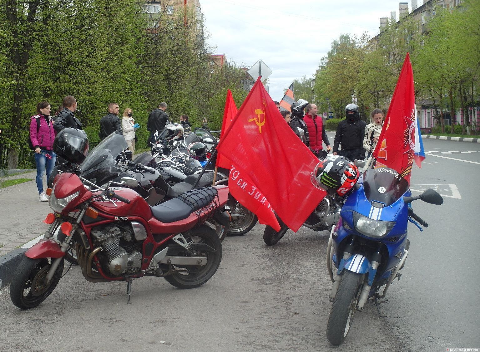 Мотоциклисты со знаменами Победы. Железнодорожный