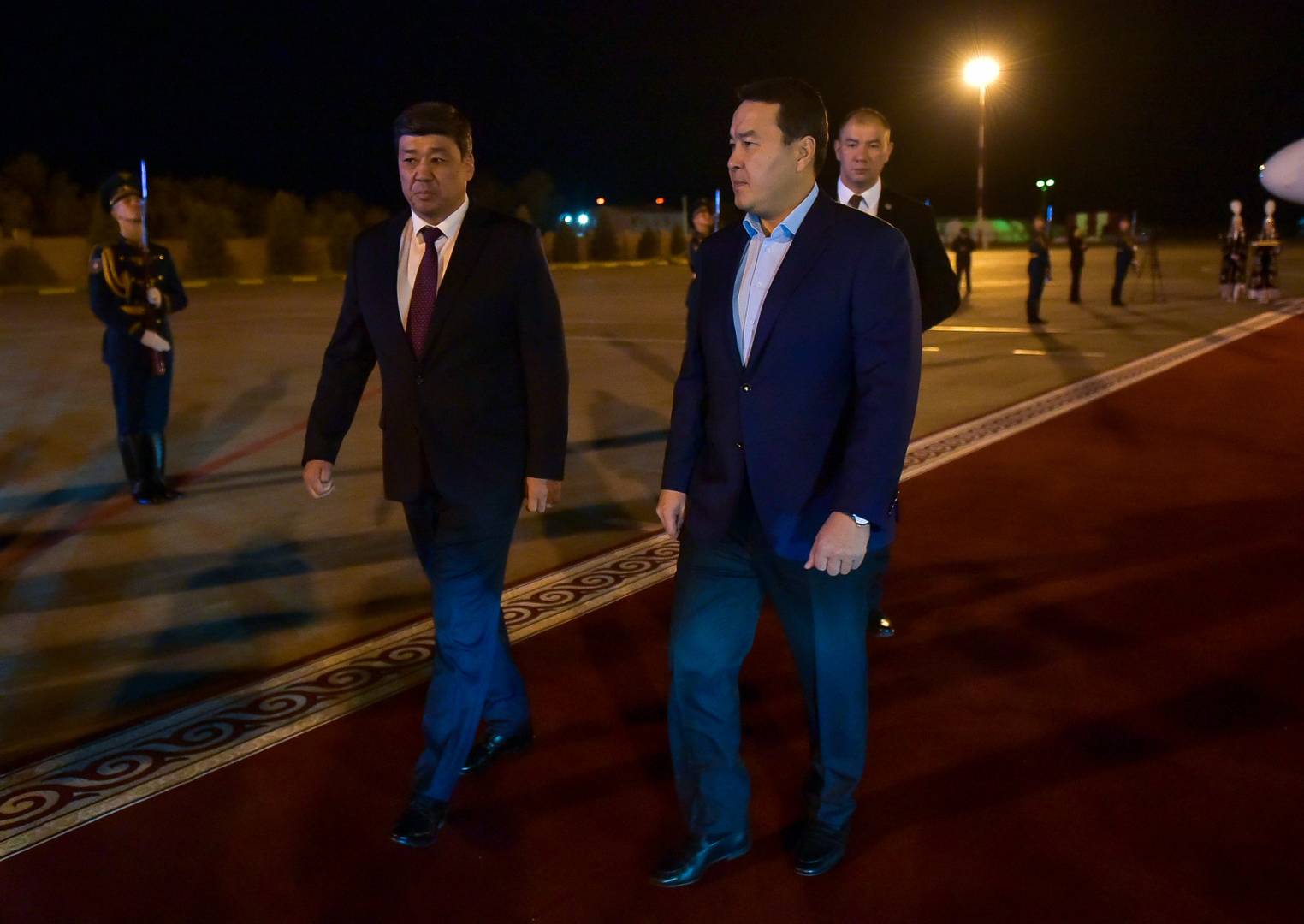 Глава правительства Казахстана Алихан Смаилов и заместитель главы правительства Киргизии Бакыт Торобаев