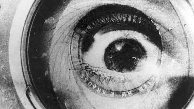 Всевидящее око. Цитата из х∕ф «Человек с киноаппаратом». Реж. Дзига Вертов, 1929, СССР