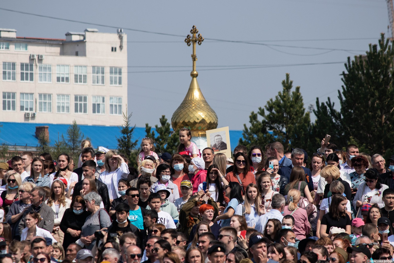 Бессмертного полка 9 мая в Омске не будет, поэтому омичи взяли портреты своих родных с собой на парад. Омск. 09.05.2021