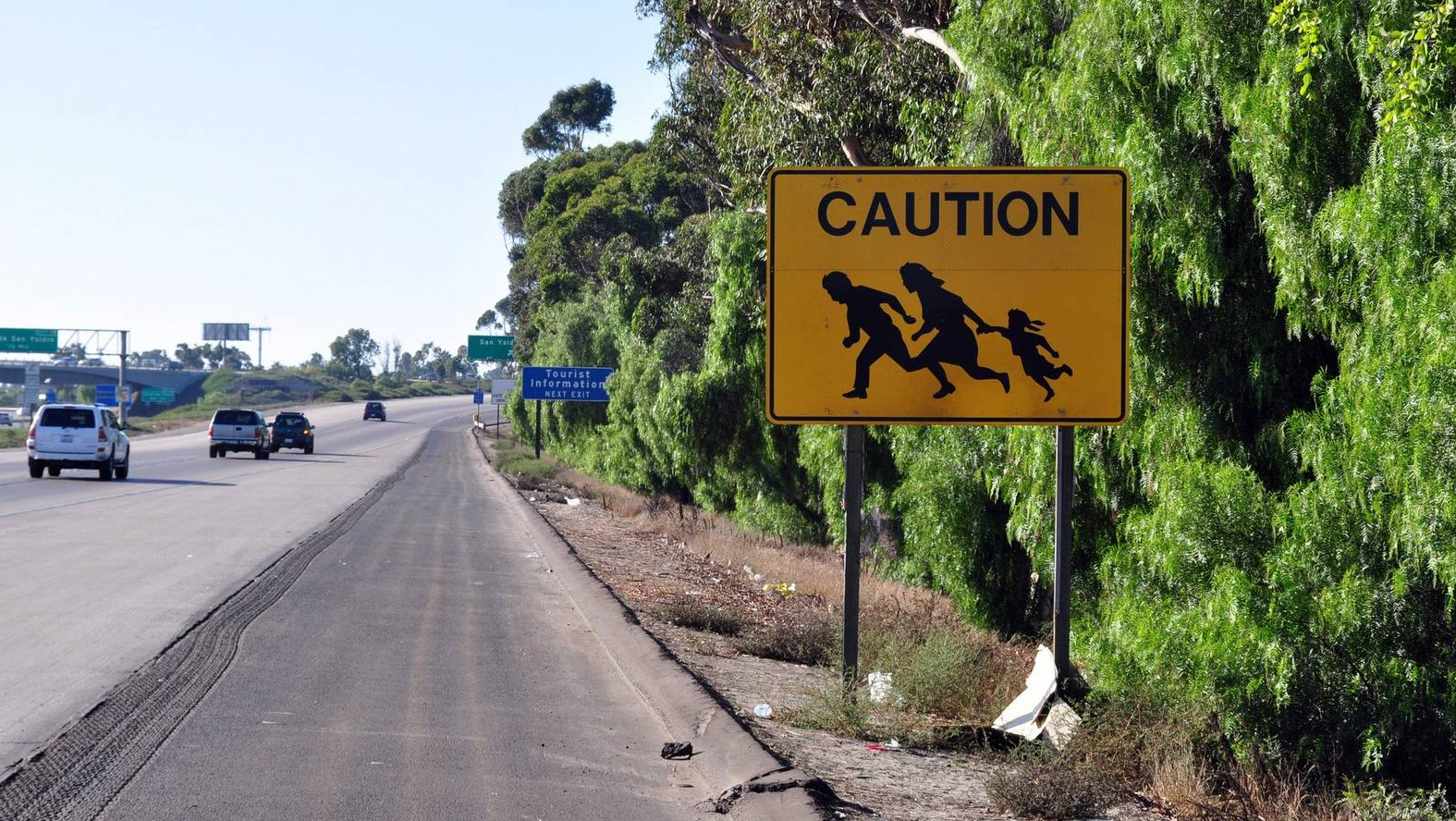 Знак расположенный недалеко от мексиканского города Тихуана, предупреждающий о мигрантах