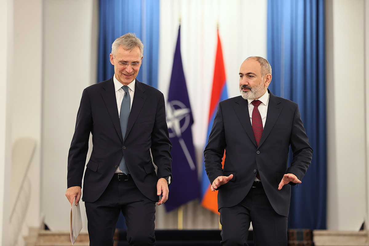 Генеральный секретарь НАТО Йенс Столтенберг и премьер-министр Армении Никол Пашинян