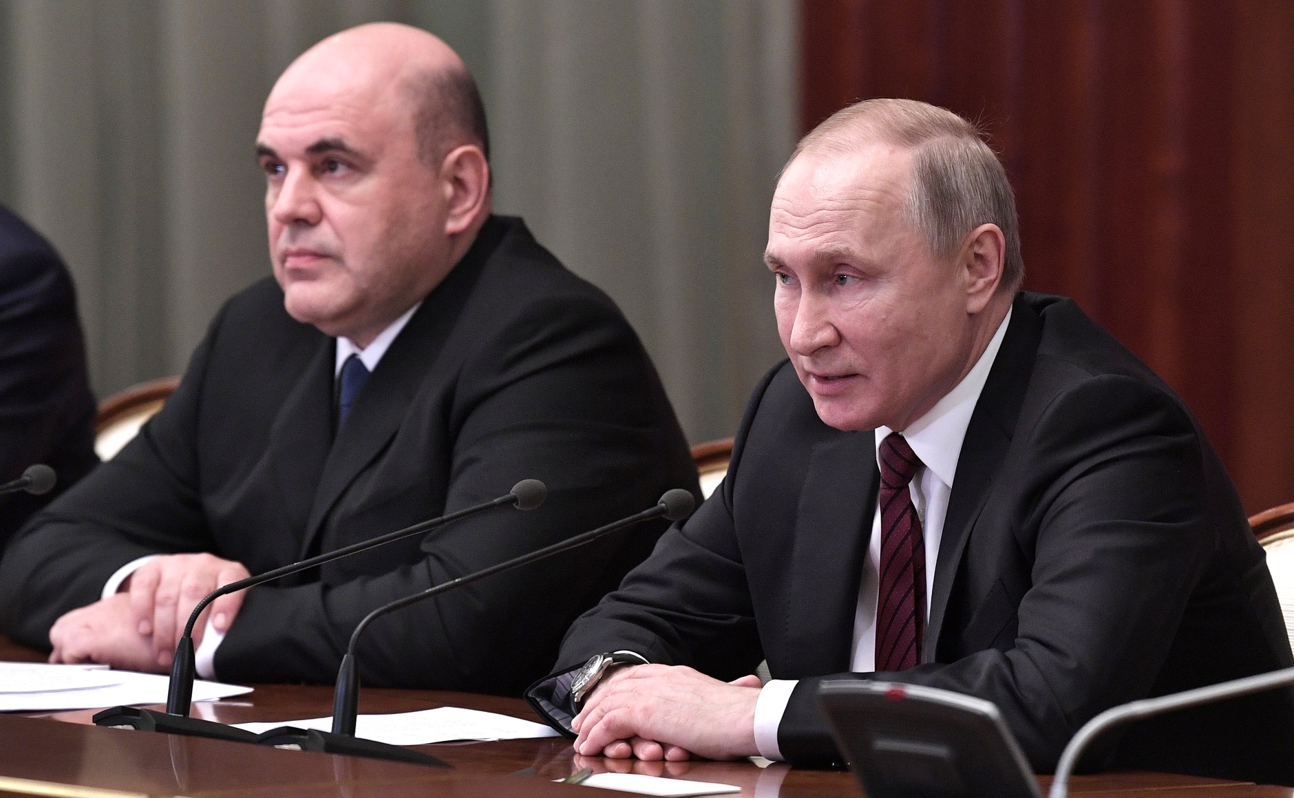 Владимир Путин и Михаил Мишустин на встрече с членами правительства