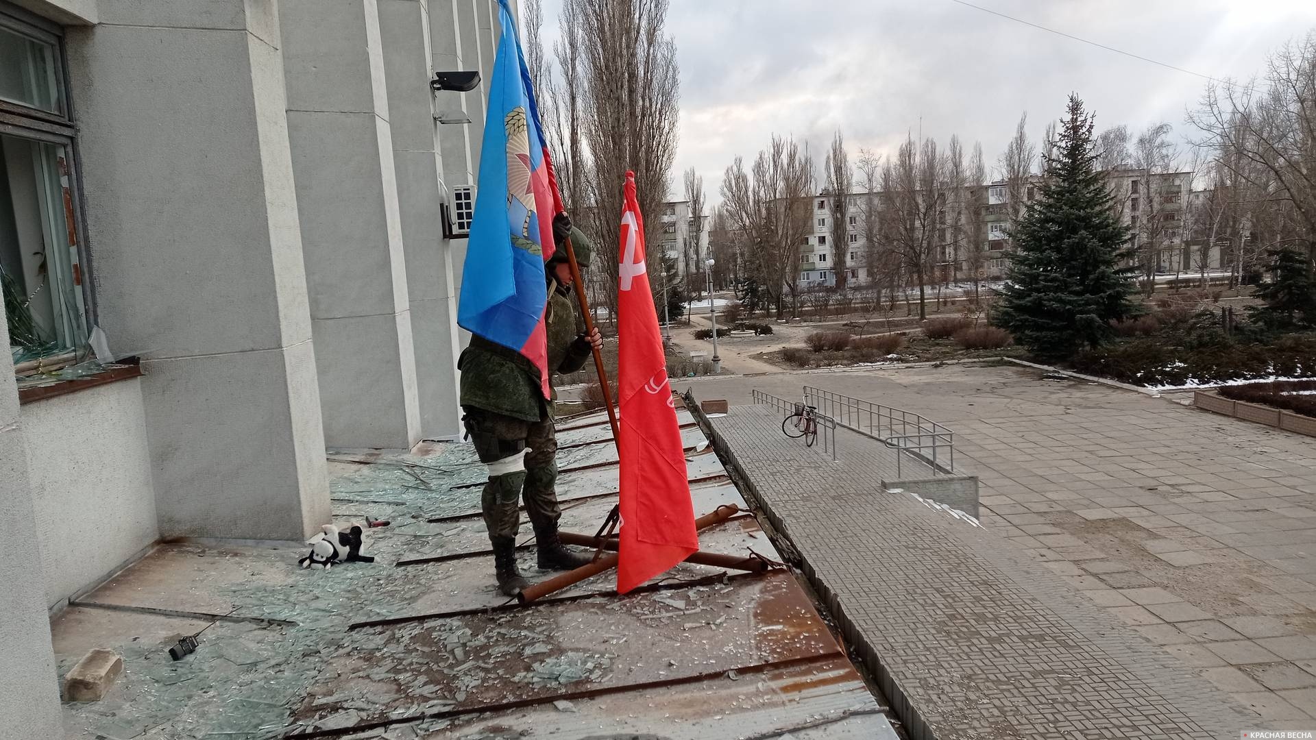 Водружение знамени Победы и флага ЛНР на здание рубежанской городской администрации