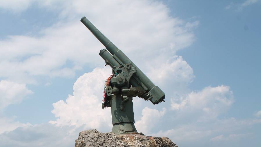 Пушка Лендера на памятнике советским десантникам в битве за Крым в Великой Отечественной войне