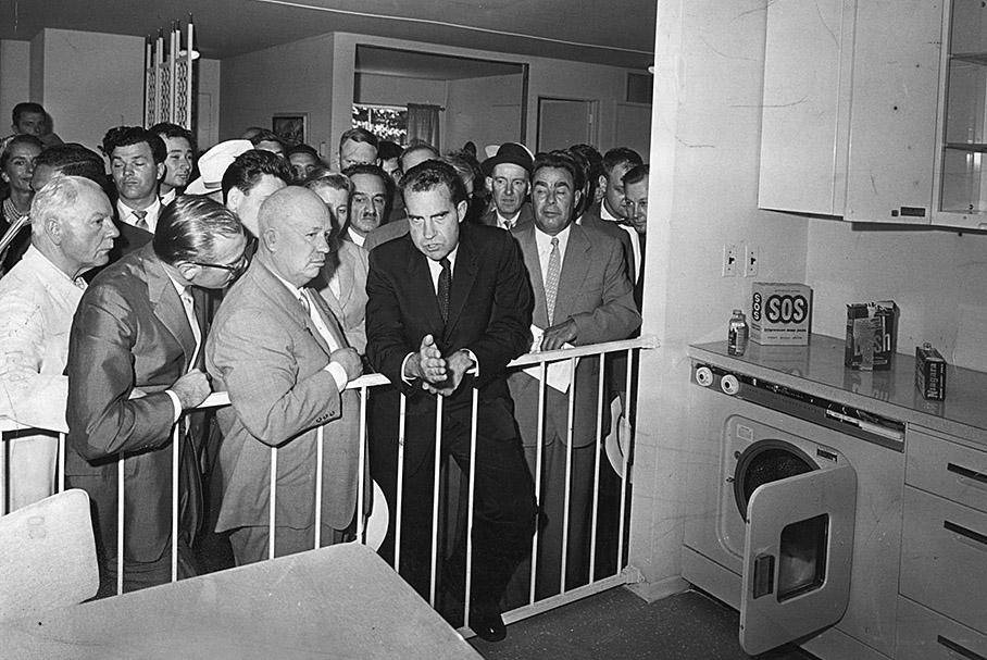 «Кухонные дебаты» Никиты Хрущева и Ричарда Никсона перед открытием выставки «Промышленная продукция США» в Москве. 1959 г.