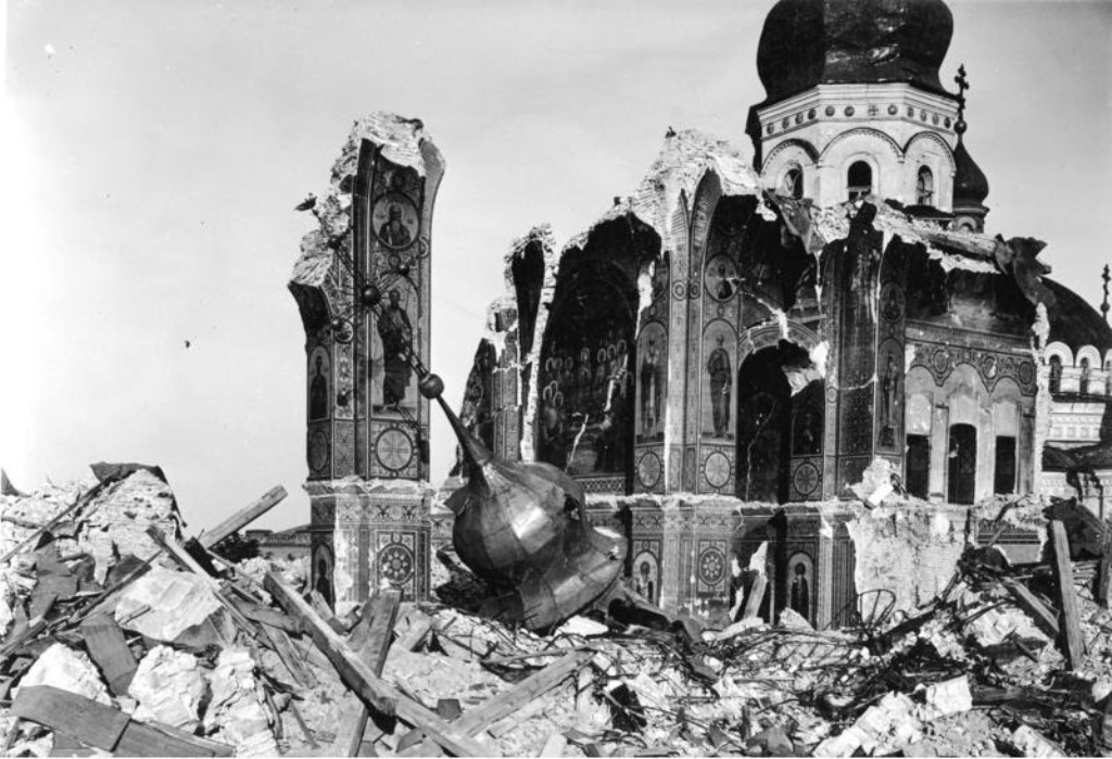 Разрушенный немецкими фашистами успенский собор Киево-Печерской лавры. 1942