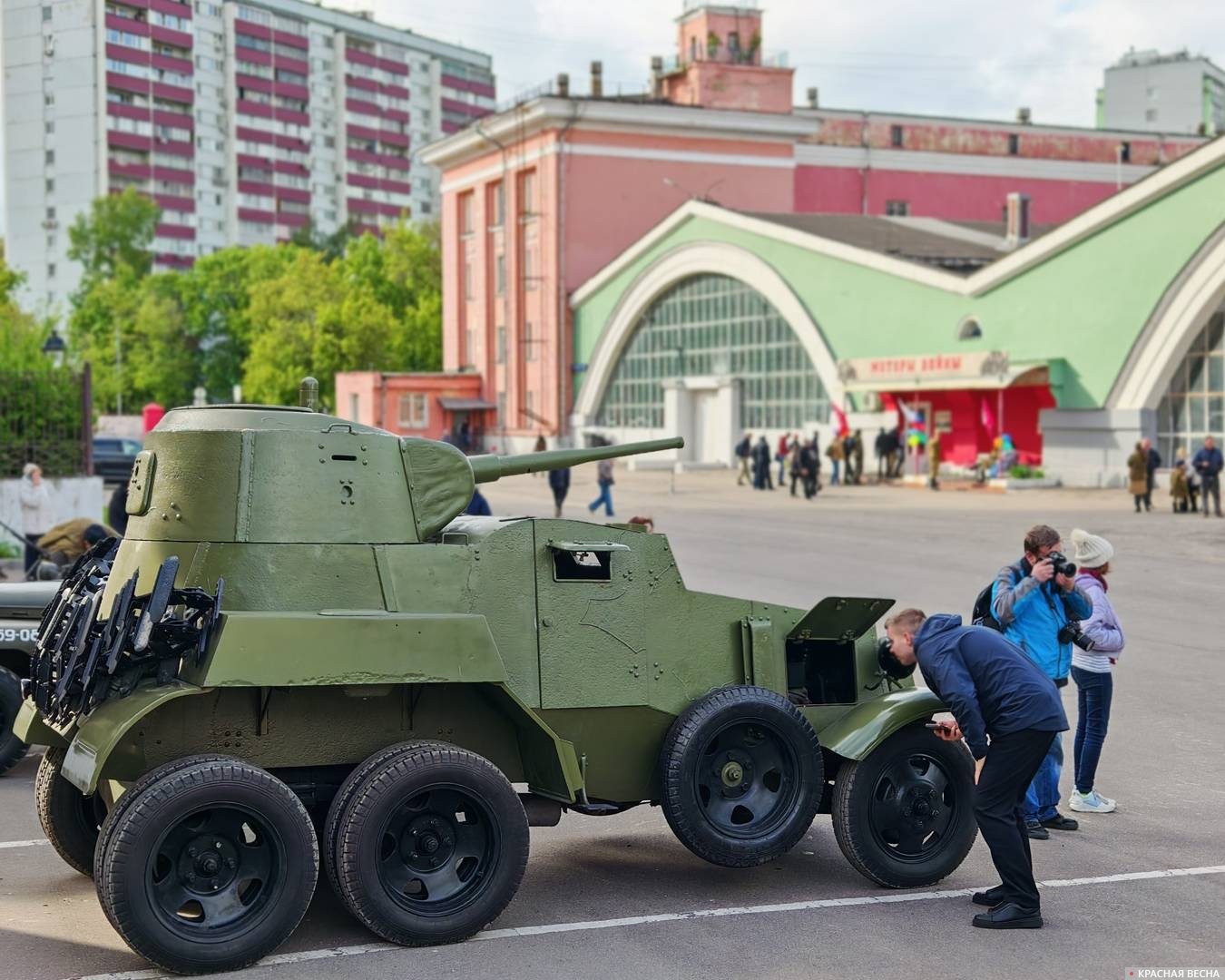 Демонстрация военной техники на Рогожском валу. Пушечный бронеавтомобиль БА-10М. Архивное фото